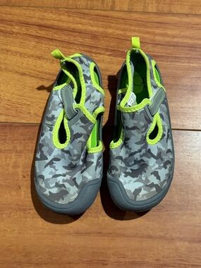 OP Kids Camo Water Shoes in Gray and Neon Lime